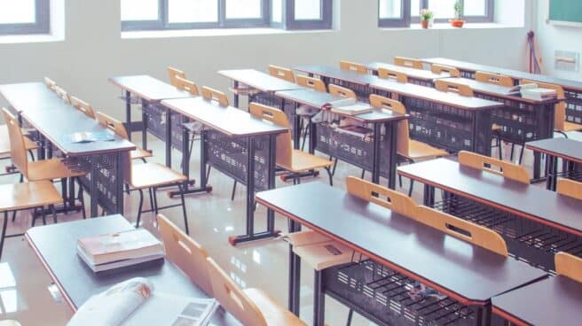 En profesor se ha quitado la vida tras el continuo acoso por parte de sus alumnos en Asturias Una clase con mesas y sillas vacías