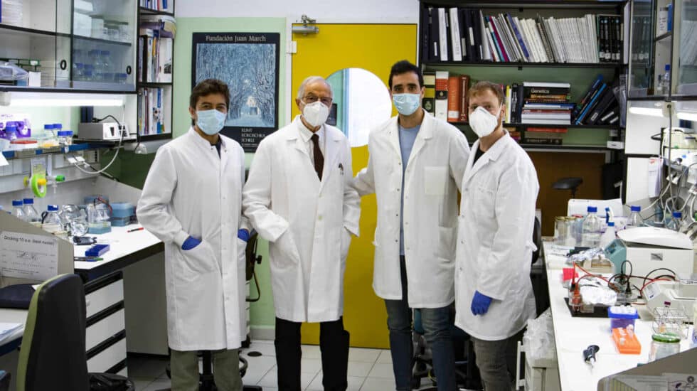 El virólogo Luis Enjuanes, junto a miembros de su equipo en el Centro Nacional de Biotecnología