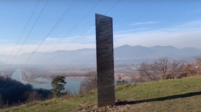 Monolito metálico de Neamt, Rumanía