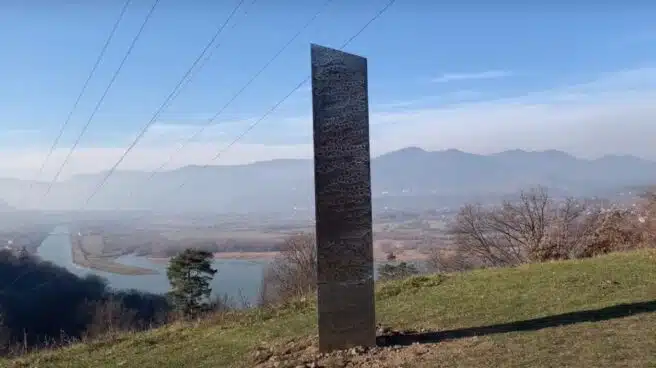 El misterio del monolito continúa: tras desaparecer de Utah hallan otro en Rumanía