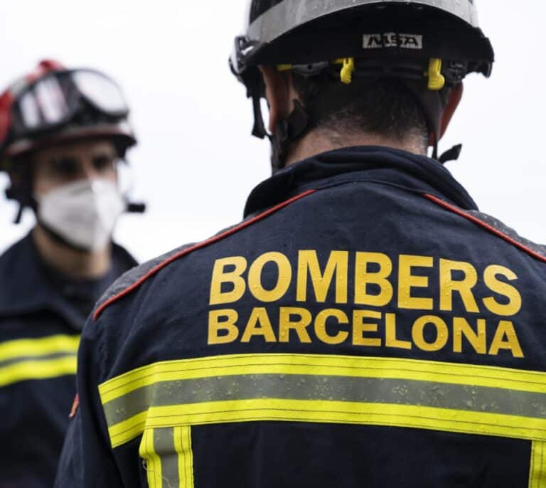 19 dotaciones de bomberos se emplean a fondo en un incendio en Mercabarna