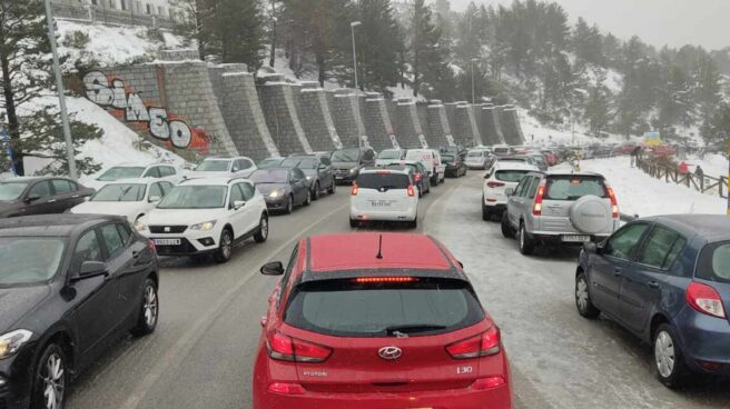 Vehículos colapsando este lunes uno de los accesos por carretera al Puerto de Navacerrada.