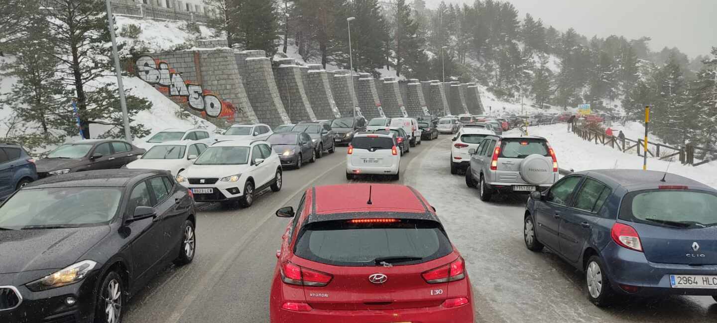 Colapsada la carretera de acceso al Puerto de Navacerrada