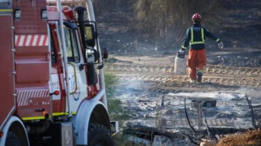 Dos jóvenes heridos en el incendio de un barrio de chabolas en Almería
