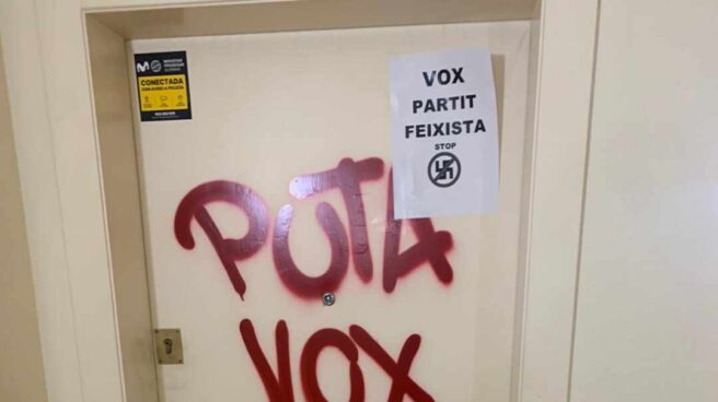 Pintadas en la puerta de la sede de Vox en Gerona, Cataluña.