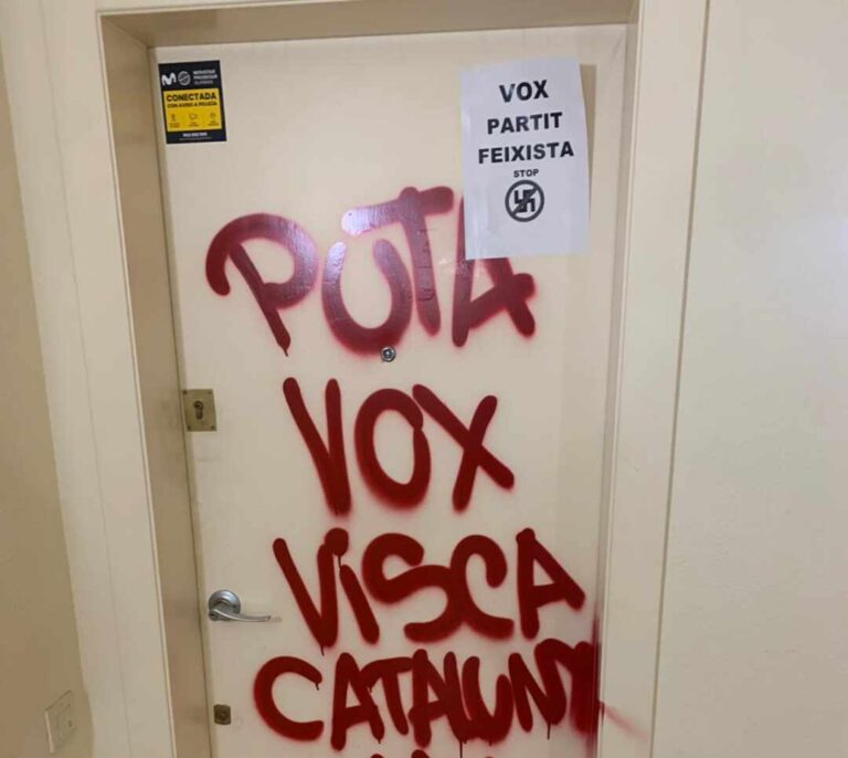 Vuelven a vandalizar la sede de Vox en Gerona con pintadas y carteles con insultos
