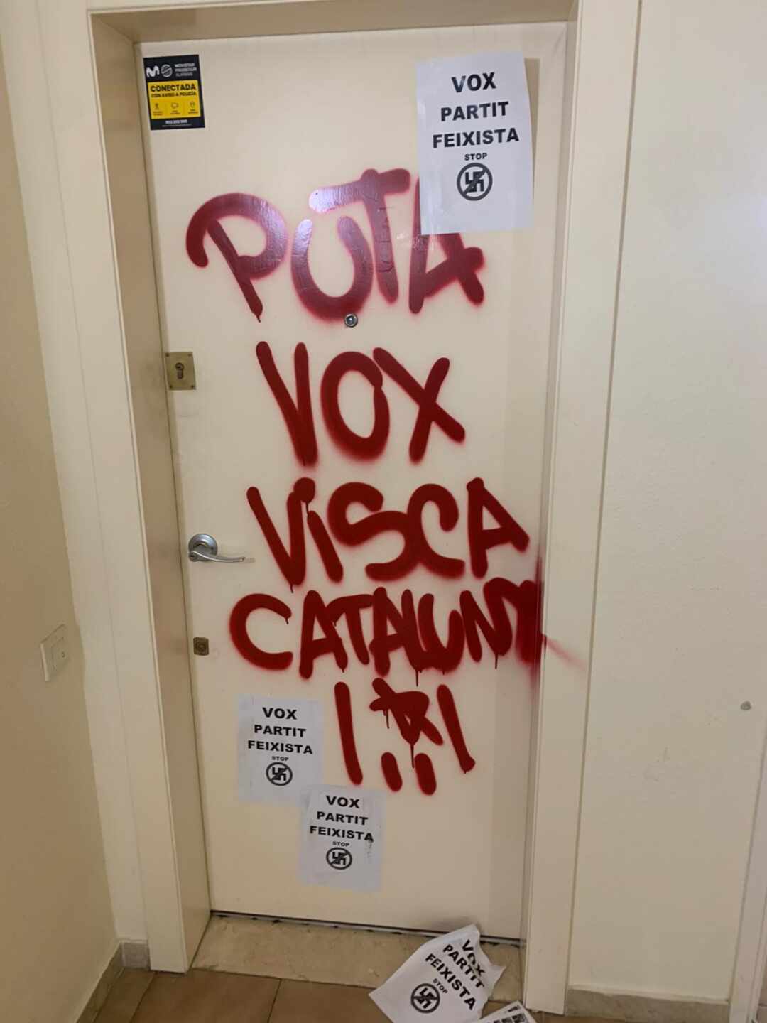 Vuelven a vandalizar la sede de Vox en Gerona con pintadas y carteles con insultos