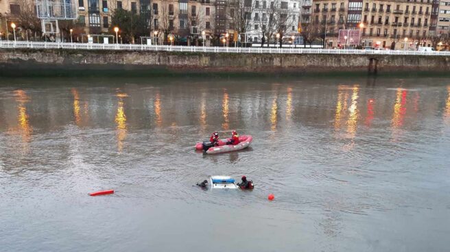 Labores de rescate del vehículo de la Ertzaintza en el río Urumea.