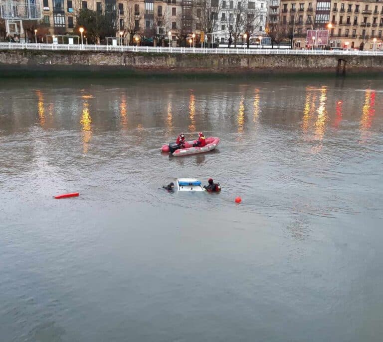 Localizan sin vida a uno de los ertzainas que cayó con su coche patrulla en el río Urumea