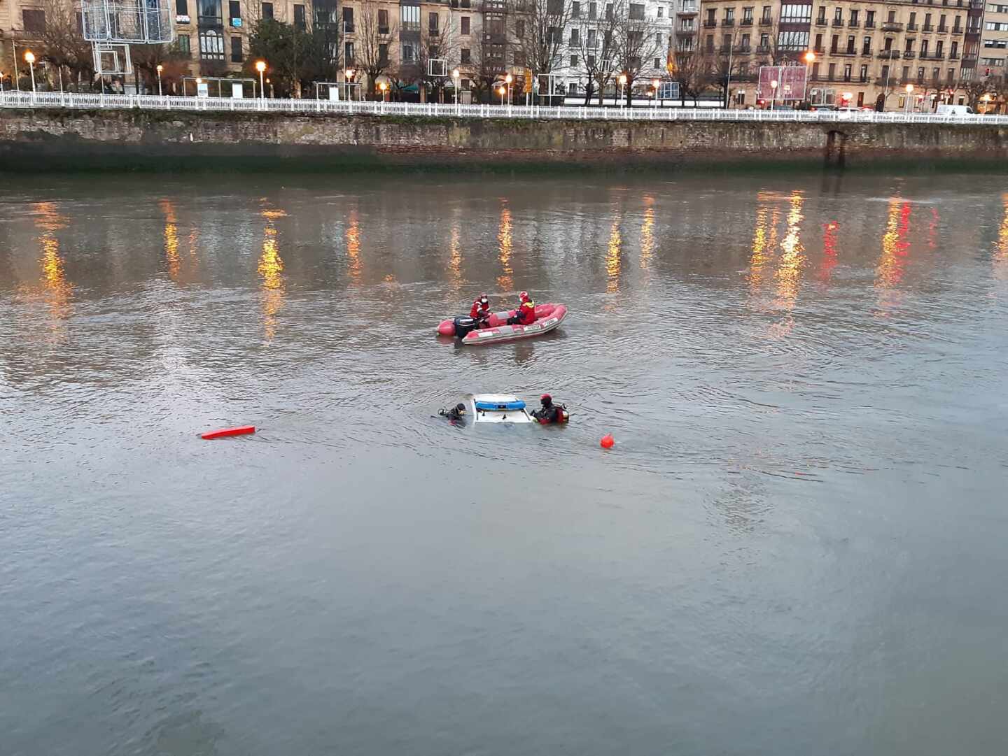 Localizan sin vida a uno de los ertzainas que cayó con su coche patrulla en el río Urumea