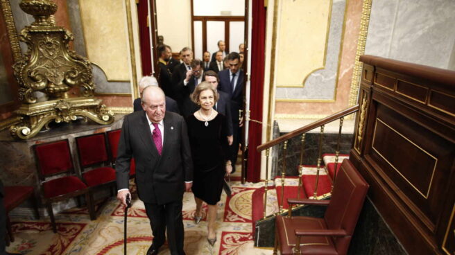 EuropaPress_1796849_reyes_emeritos_don_juan_carlos_dona_sofia_entran_acto_conmemorativo_40 Don Juan Carlos y Doña Sofía, en el Congreso.