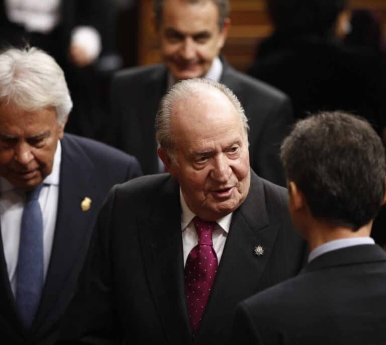 Maniobras en la oscuridad y consenso político: ¿Cómo quitarle la corona a Juan Carlos?