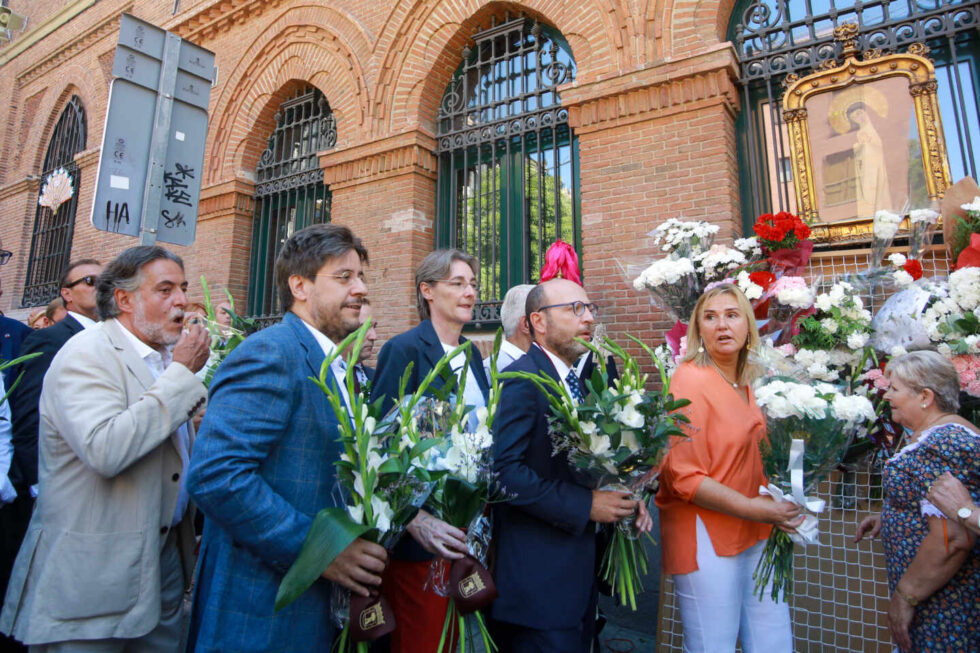 Ofrenda floral ante el cuadro de la Virgen de la Paloma en Madrid