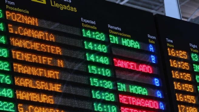 Paneles luminosos con rótulos de vuelos cancelados o retrasados en el aeropuerto de Fuerteventura (Canarias).