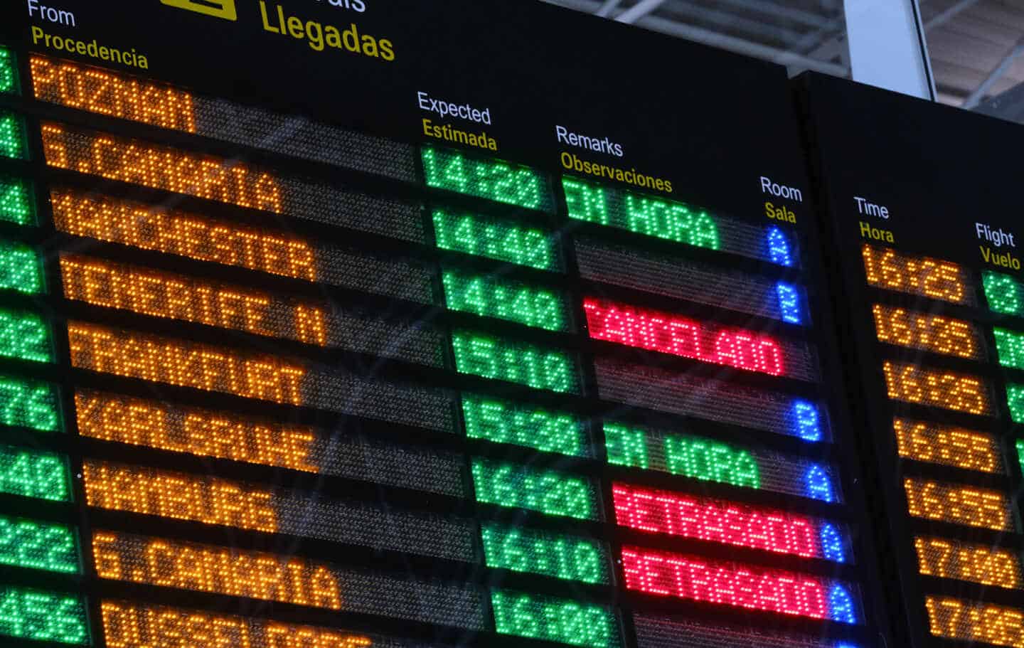 Paneles luminosos con rótulos de vuelos cancelados o retrasados en el aeropuerto de Fuerteventura (Canarias).