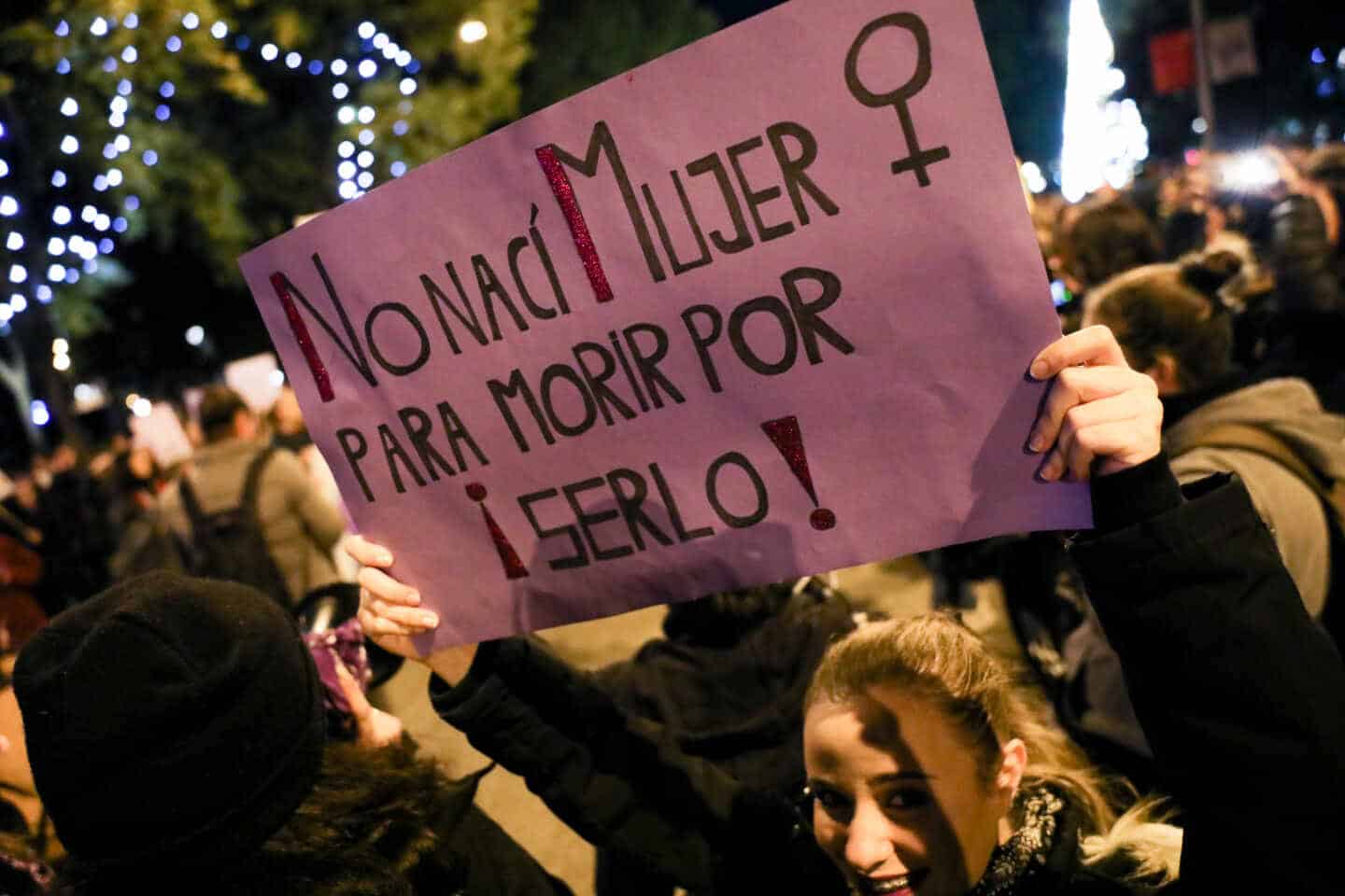Una mujer sostiene una pancarta en el 8-M del año pasado.