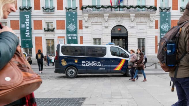 Una furgoneta de la Policía Nacional estacionada en la Plaza del Sol de Madrid