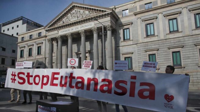 Concentración en contra de la despenalización de la eutanasia frente al Congreso de los Diputados.