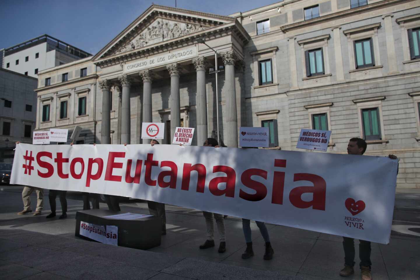 Concentración en contra de la despenalización de la eutanasia frente al Congreso de los Diputados.