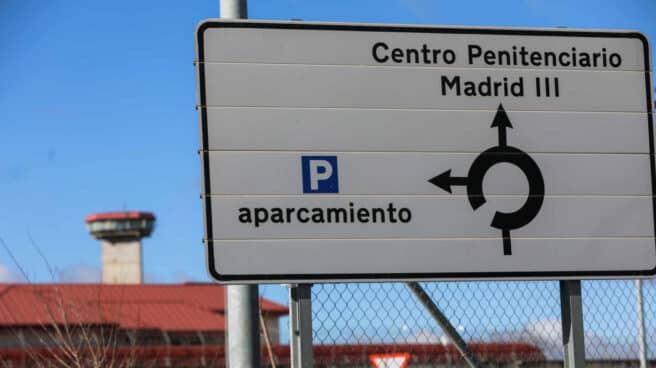 Un cartel indica la dirección a la entrada de la Cárcel de Valdemoro