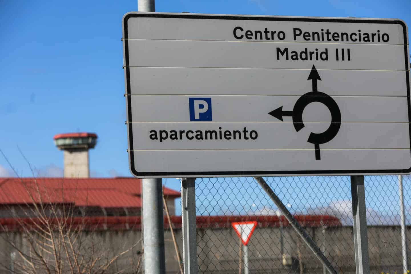 Un cartel indica la dirección a la entrada de la Cárcel de Valdemoro