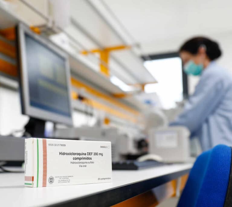 Un informe denuncia descoordinación y duplicidad en los ensayos clínicos del Covid