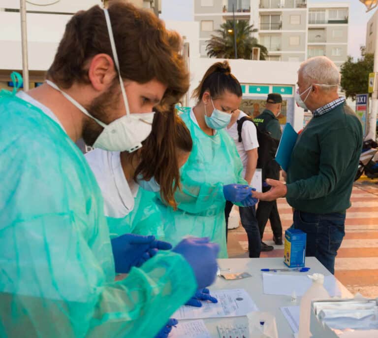 La incidencia baja de 110 y España registra 155 nuevas muertes