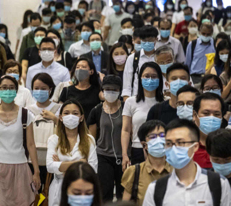 Un año después de los primeros síntomas del coronavirus que China no consiguió retener