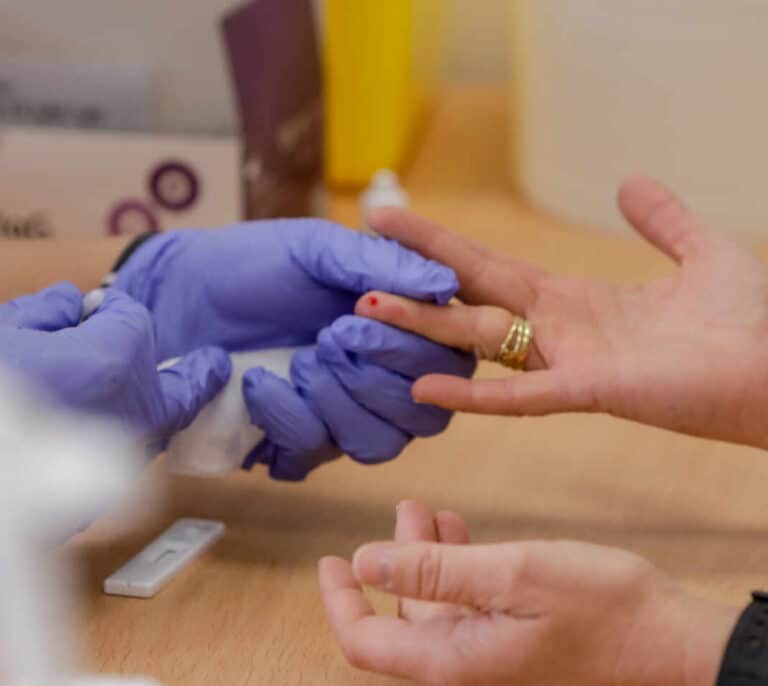 Las farmacias empiezan a vender test rápidos de anticuerpos