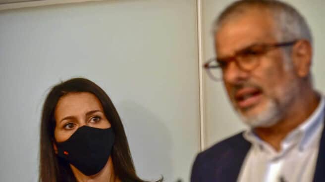 La presidenta de Cs, Inés Arrimadas, junto al candidato a la presidencia de la Generalitat, Carlos Carrizosa.