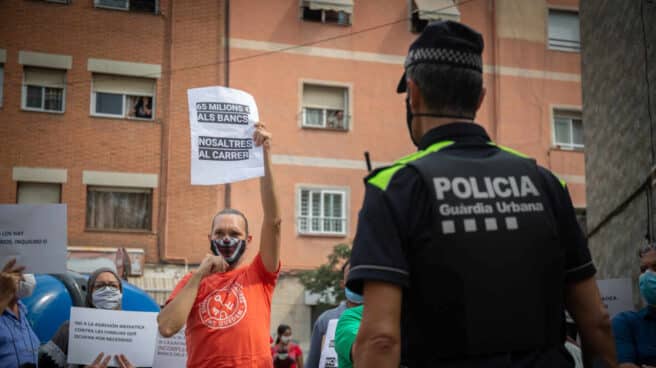 Miembros de Stop Desahucios en Badalona.