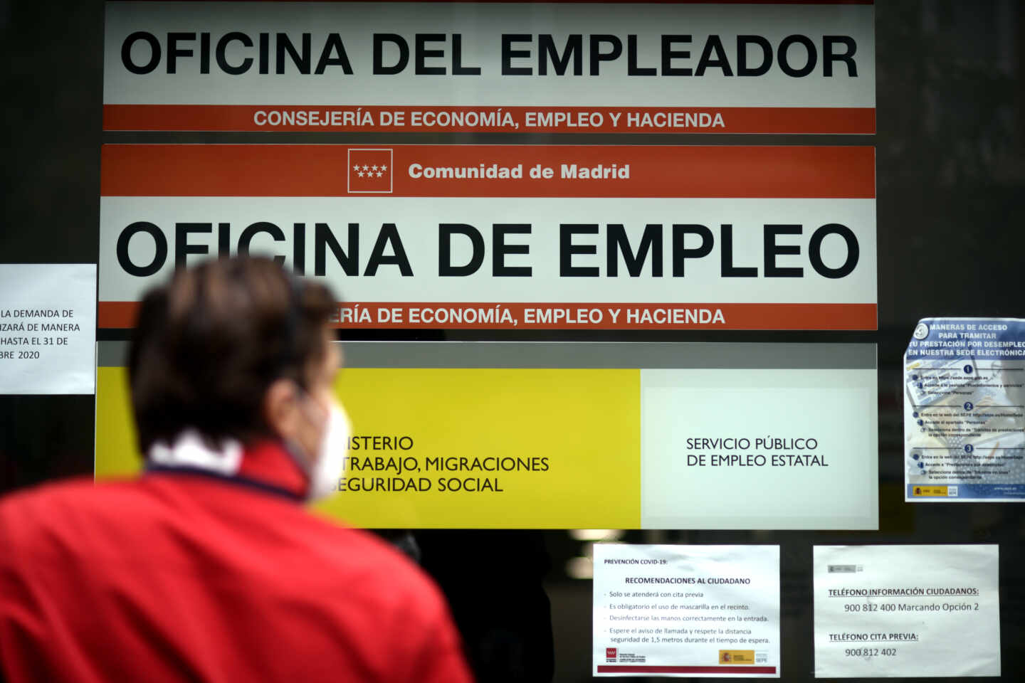 Una persona pasa al lado de una Oficina de Empleo en Madrid.