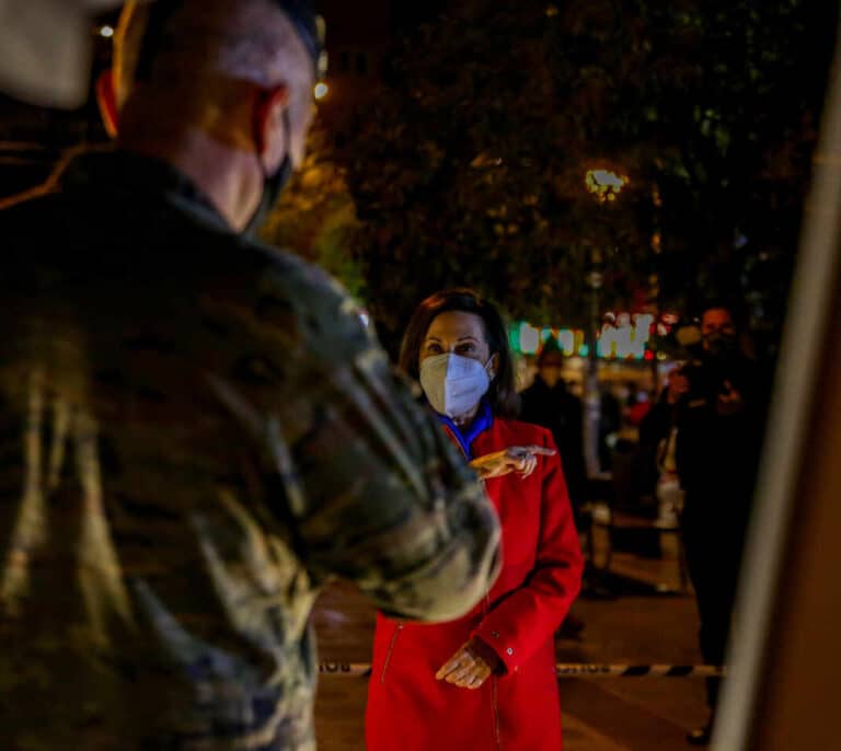 Robles afirma que los  exmilitares del chat "no merecen haber llevado el uniforme"