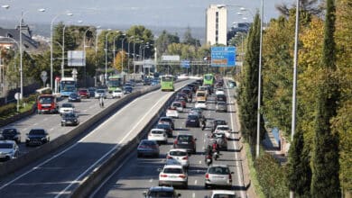 Madrid registra tráfico lento de salida coincidiendo con el puente y con el cierre perimetral