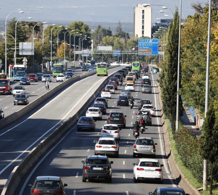 Madrid registra tráfico lento de salida coincidiendo con el puente y con el cierre perimetral