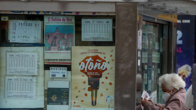 Una anciana es atendida en una administración de la Puerta del Sol.