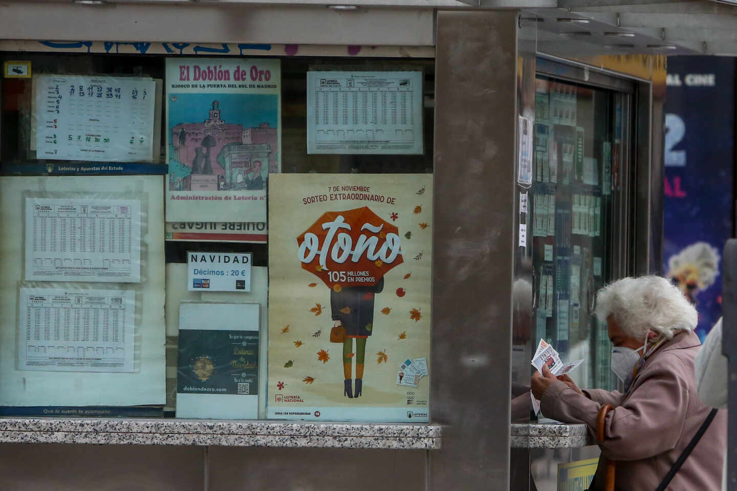 Una anciana es atendida en una administración de la Puerta del Sol.