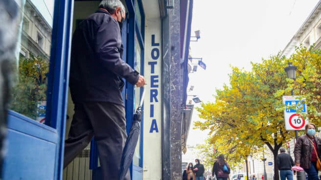 Una persona sale de la administración de lotería La Pajarita, en Madrid.