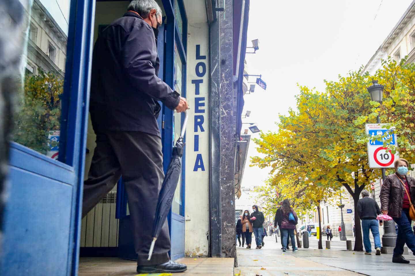 Una persona sale de la administración de lotería La Pajarita, en Madrid.