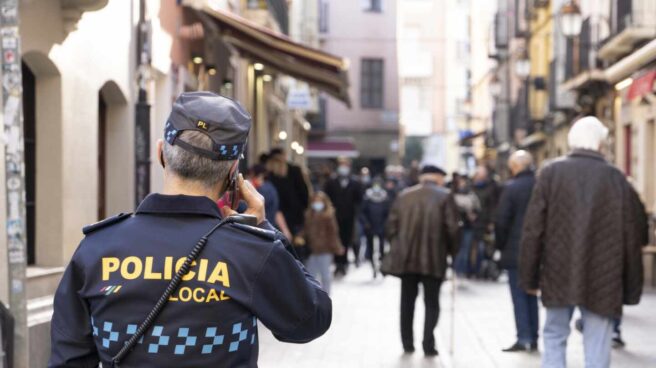 Un policía local de Logroño vigila el cumplimiento de las medidas contra el Covid.