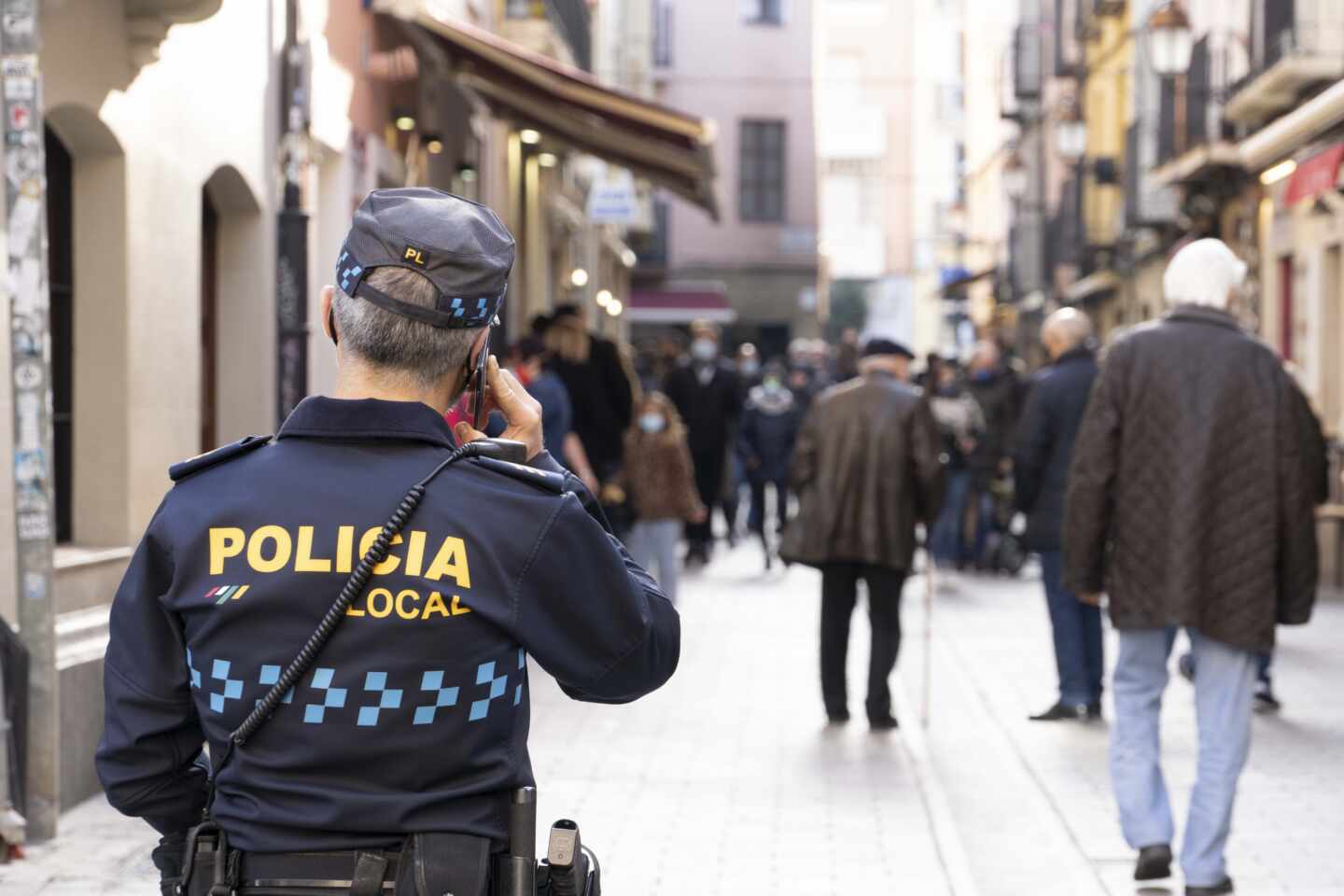 Un policía local de Logroño vigila el cumplimiento de las medidas contra el Covid.