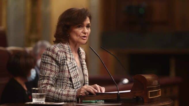 La vicepresidenta primera del Gobierno, Carmen Calvo, interviene en una sesión plenaria en el Congreso.