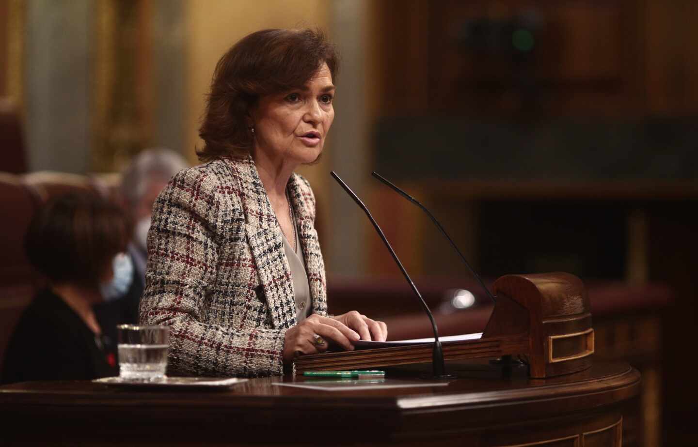 La vicepresidenta primera del Gobierno, Carmen Calvo, interviene en una sesión plenaria en el Congreso.