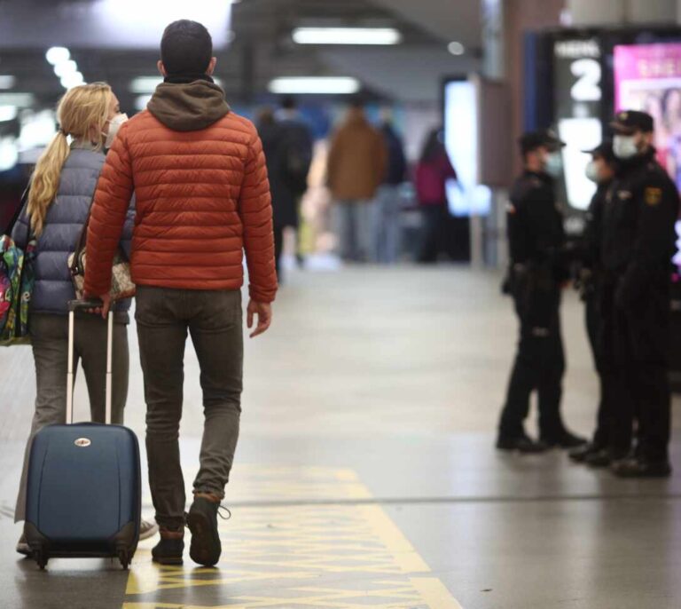 Sanidad permitirá reducir la movilidad y los comensales y adelantar los toques de queda en Navidad