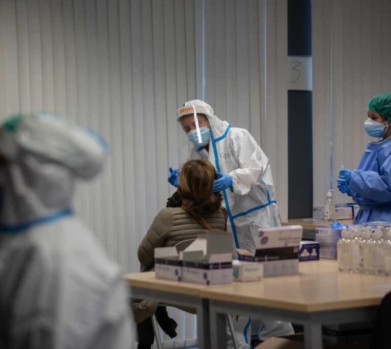España afronta la tercera ola con un 40% de los contagios sin detectar