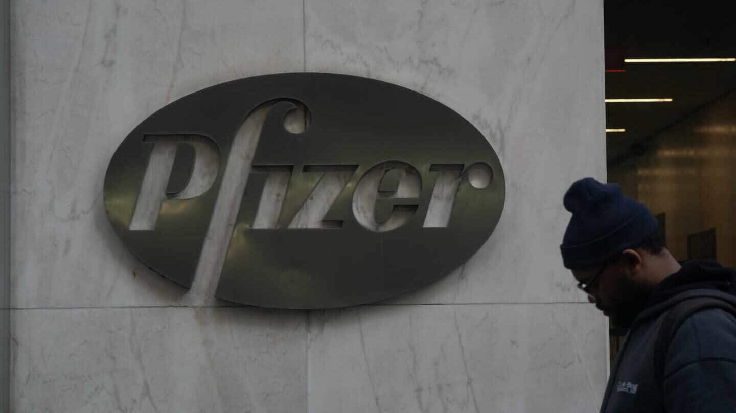 Un hombre camina ante la sede de la farmacéutica Pfizer en Nueva York.