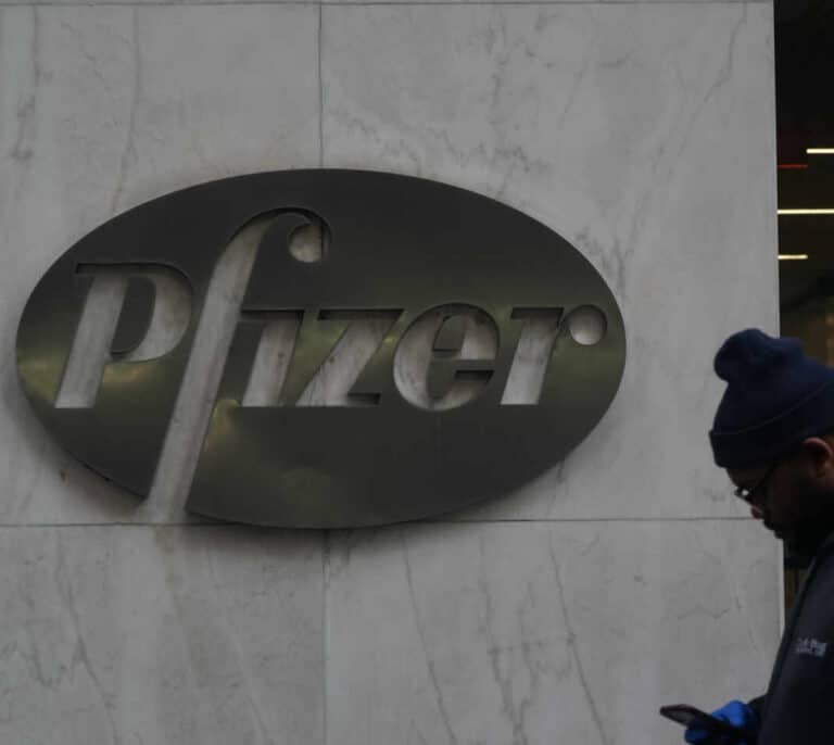 EEUU da luz verde a la vacuna de Pfizer y empezará a administrar dosis el lunes