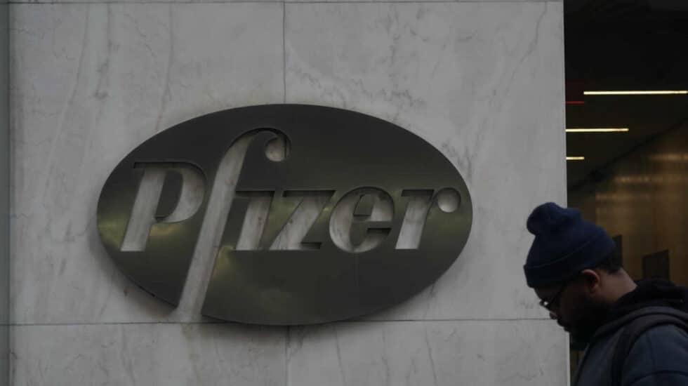 Un hombre camina ante la sede de la farmacéutica Pfizer en Nueva York.