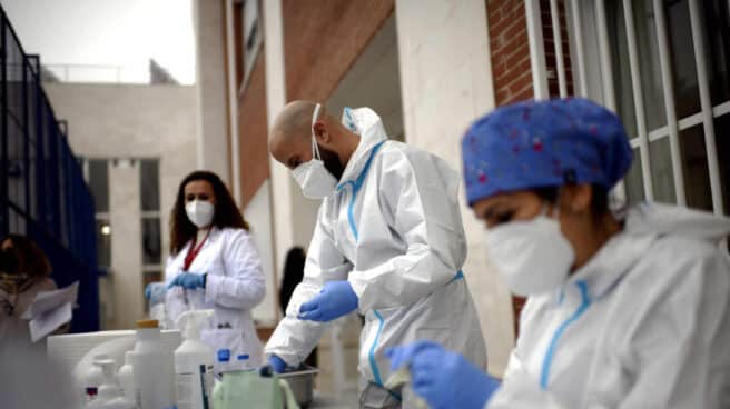 Sanitarios realizando test. Sanitarios realizando test.