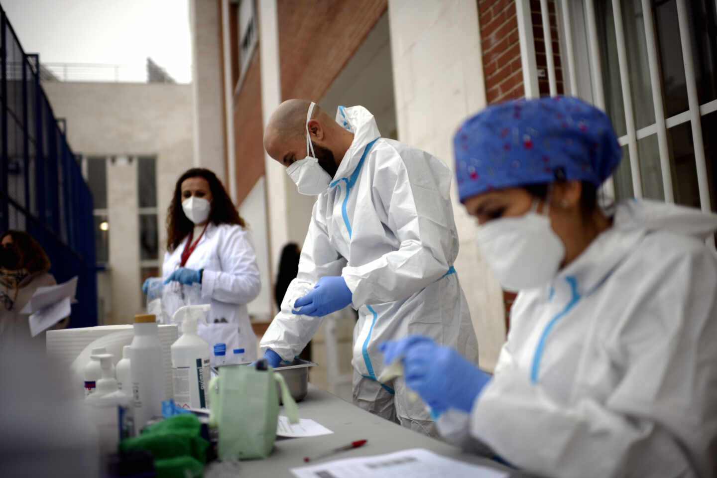 Sanitarios realizando tests a alumnos del Colegio Internacional Alameda de Osuna , en Madrid.